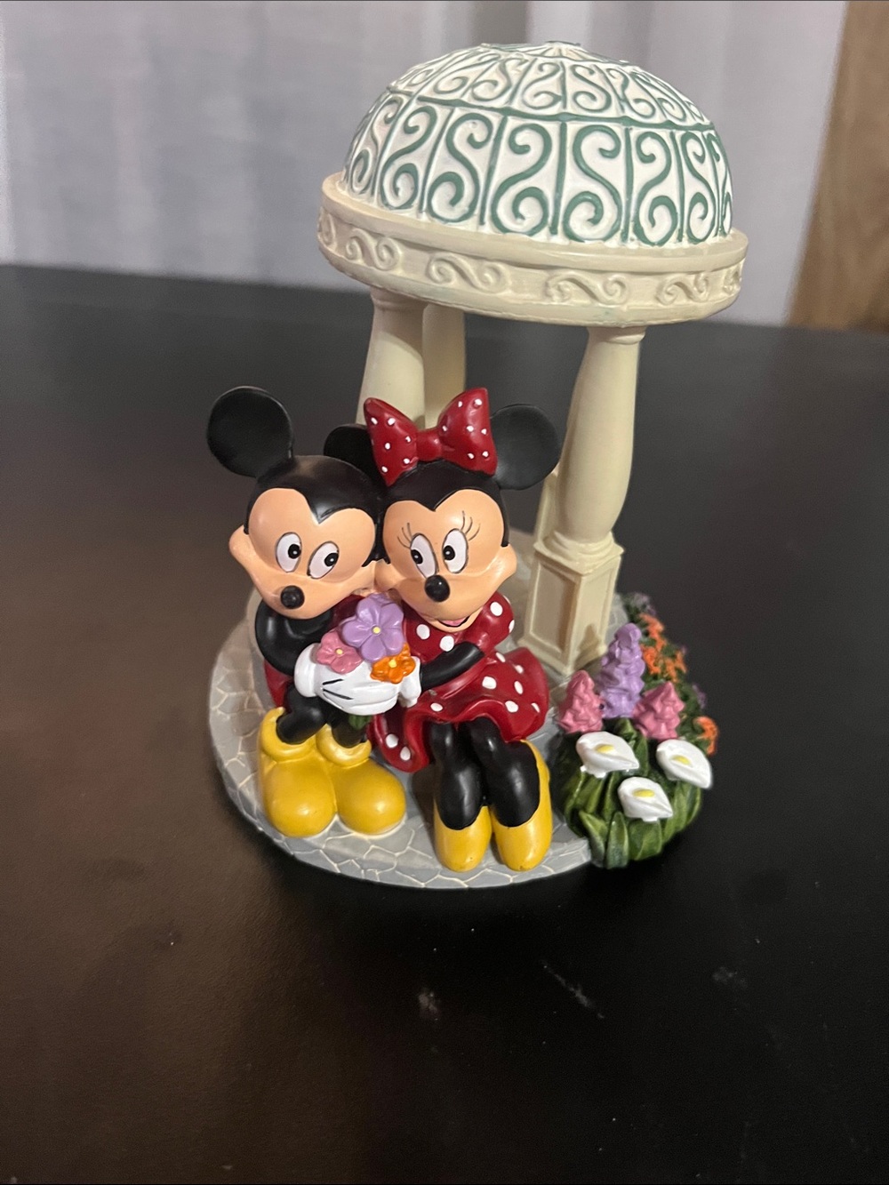 Thomas Kinkade Mickey & Minnie Red Polka Dot Couple Figurine Gazebo Décor